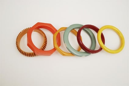 SIX ASSORTED VINTAGE VARIOUS COLOR BAKELITE ROUND SLIP-ON BANGLE BRACELETS,