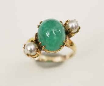 YELLOW GOLD, EMERALD CABOCHON AND CULTURED PEARL RING.