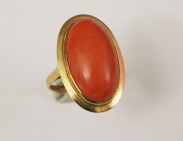 ITALIAN 18K YELLOW GOLD AND OVAL ORANGE CORAL CABOCHON RING, - Ring size: 6 3/4