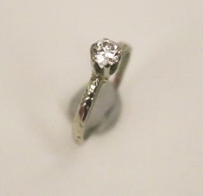 18K WHITE GOLD AND DIAMOND SOLITAIRE RING,