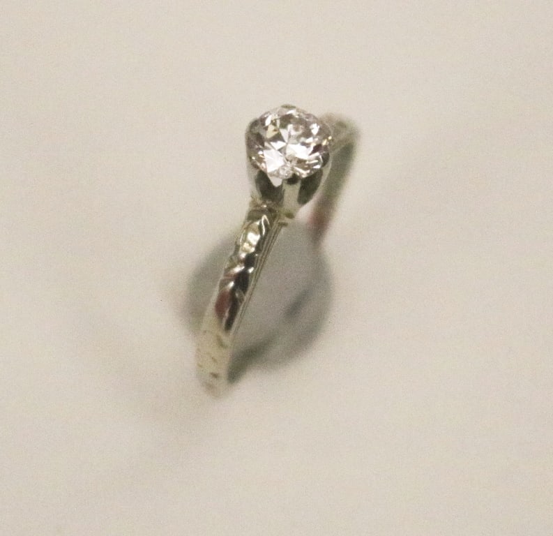 18K WHITE GOLD AND DIAMOND SOLITAIRE RING, (1 of 2)
