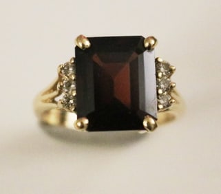 14K YELLOW GOLD, GARNET AND DIAMOND RING.