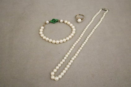 THREE ITEMS CULTURED PEARL JEWELRY.