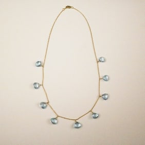 18K (750) YELLOW GOLD AND AQUAMARINE DELICATE FRINGE STYLE FLEXIBLE CHAIN CHOKER. - L: 16".