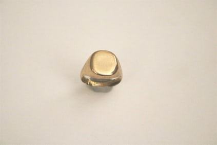 PLAIN, BRIGHT-POLISHED YELLOW GOLD SIGNET TYPE RING.