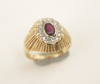14K (585) YELLOW GOLD, RUBY AND DIAMOND RING.