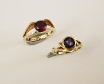 TWO 14K YELLOW GOLD AND COLORED STONE RINGS.