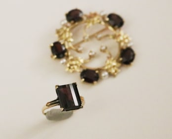 TWO ITEMS YELLOW GOLD AND GARNET JEWELRY,