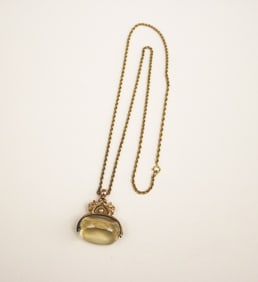 ENGLISH 9K (375) YELLOW GOLD MOUNTED SWIVELING CITRINE FOB PENDANT SUSPENDED ON 14K YELLOW GOLD