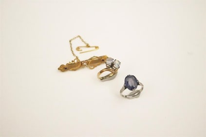 THREE ASSORTED ITEMS GOLD AND GEMSTONE JEWELRY.