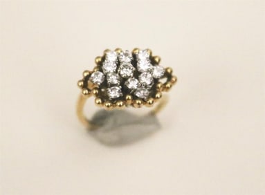 18K YELLOW GOLD AND DIAMOND CLUSTER RING,