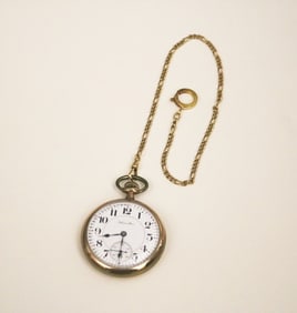 EARLY 20TH CENTURY GENTLEMAN'S HAMILTON CO. YELLOW GOLD-PLATED OPEN-FACE POCKET WATCH ON OVAL-LINK