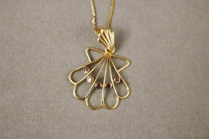 ITALIAN 14K YELLOW GOLD, DELICATE FLEXIBLE CHAIN SUSPENDING YELLOW GOLD OPENWORK COCKLESHELL DESIGN