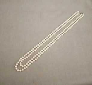 DOUBLE-STRAND MATCHED CULTURED PEARL NECKLACE WITH 14K WHITE GOLD CLASP.