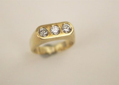 14K BRIGHT-POLISHED YELLOW GOLD AND DIAMOND RING,