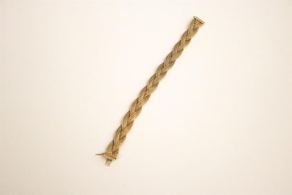 18K (750) YELLOW GOLD BRAIDED FLEXIBLE STRAP BRACELET.