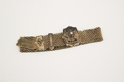 LATE 19TH CENTURY VICTORIAN YELLOW GOLD AND BLACK ENAMEL BELT-DESIGN ADJUSTABLE STRAP BRACELET. - W: