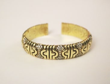 18K (750) YELLOW GOLD AND DIAMOND FLEXIBLE OPEN-END OVAL BANGLE BRACELET,