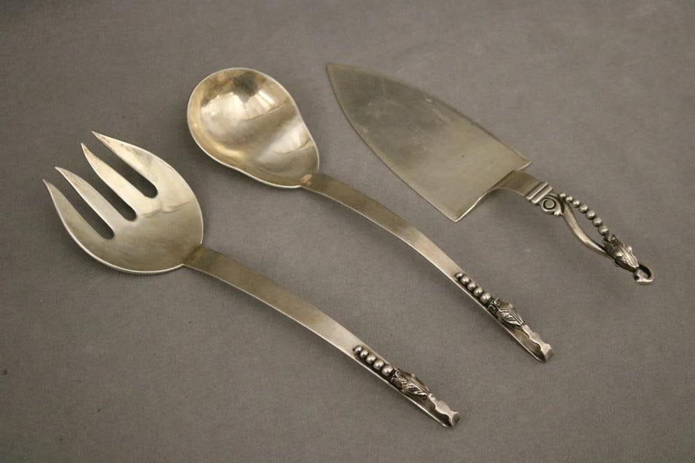 THREE-PIECE MEXICAN STERLING SILVER SERVING SET BY RAMIREZ, mid 20th century. - L: 10 in. Wt. 13 (1 of 8)