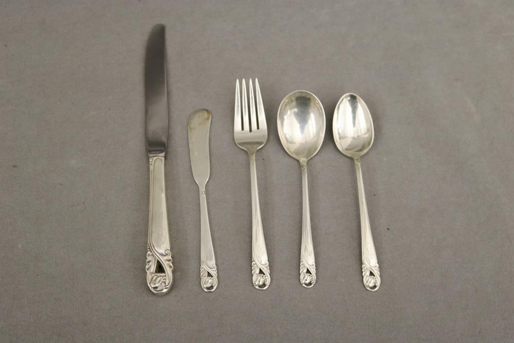 58-PIECE SERVICE OF INTERNATIONAL CO. "SPRING GLORY" PATTERN STERLING SILVER FLATWARE. - Weighable (1 of 5)