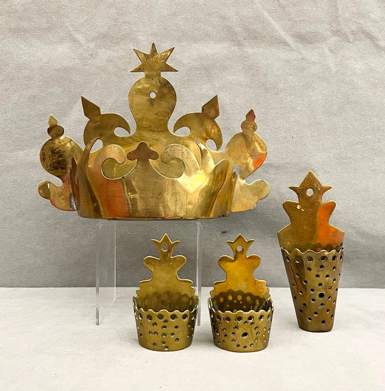 18TH CENTURY ENGLISH OR AMERICAN BRASS WALL POCKET AND GROUP THREE ENGLISH BRASS WALL POCKETS,. (1 of 12)