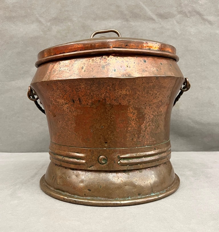 COPPER LIFT-COVER BAIL-HANDLE POT, 19th century.: COPPER LIFT-COVER BAIL-HANDLE POT, 19th century. Top has relief pinwheel decoration