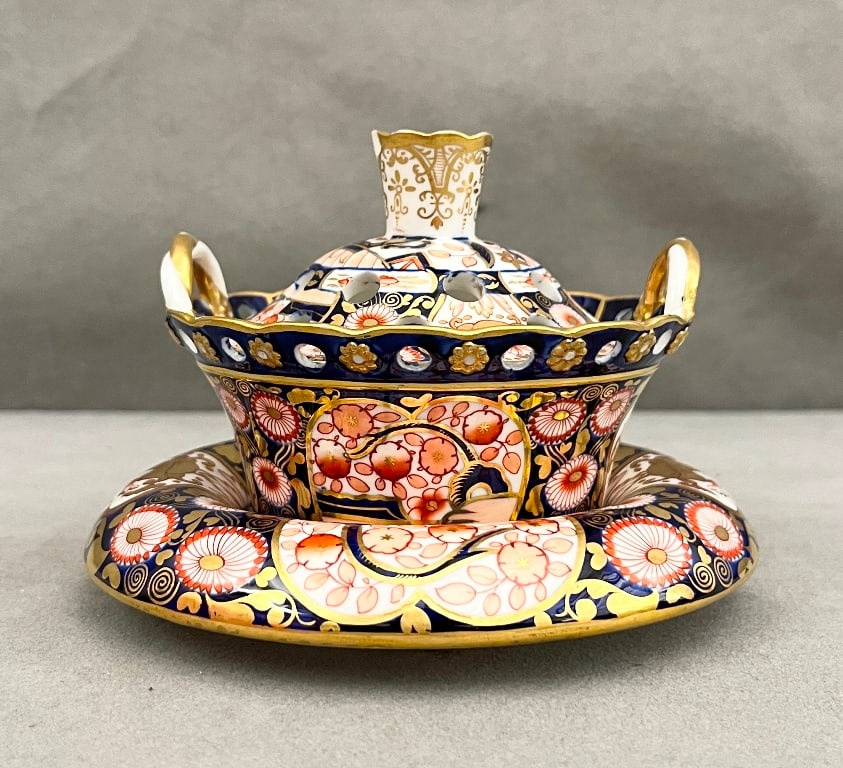 ANTIQUE SPODE "IMARI" PORCELAIN COVERED ROSEJAR AND FITTED UNDER TRAY. - D: 5 1/4".: ANTIQUE SPODE "IMARI" PORCELAIN COVERED ROSEJAR AND FITTED UNDER TRAY. - D: 5 1/4".