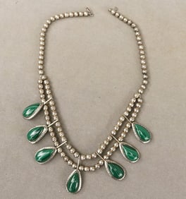 SOUTHWEST NATIVE AMERICAN STERLING SILVER AND MALACHITE PENDANT CHOKER.
