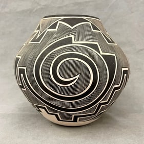 SIGNED MYRON SARRACINO NATIVE AMERICAN BLACK-ON-WHITE GEOMETRIC LAGUNA PUEBLO SIGNED SARRACINO JAR,