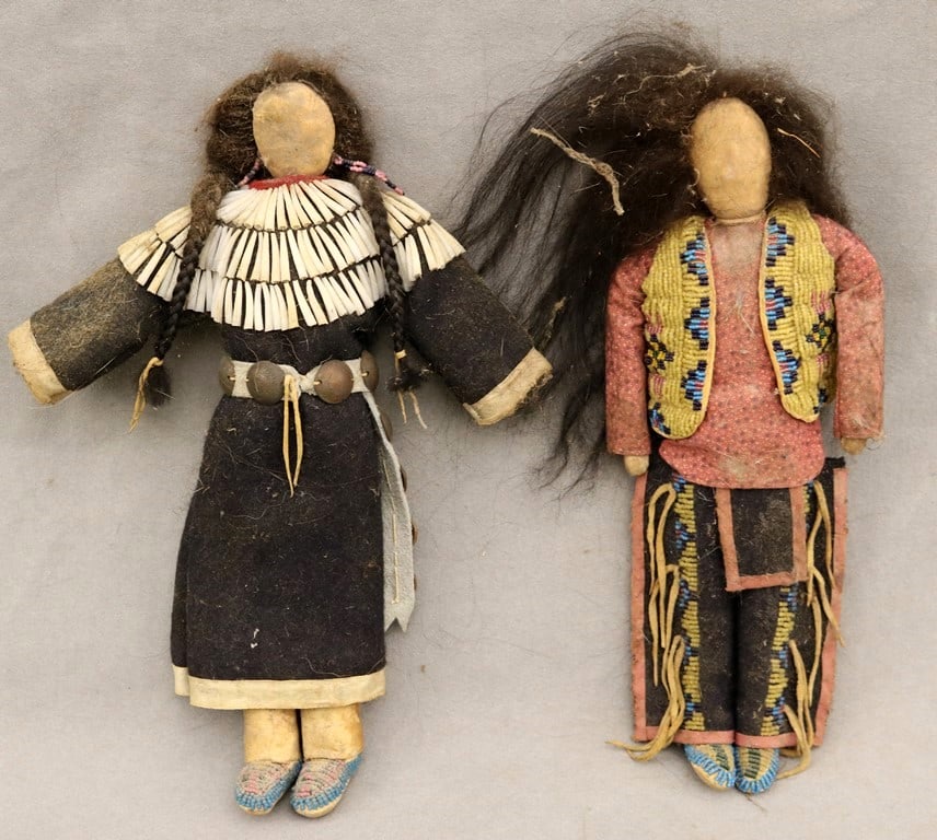 TWO APSAALOOKE (CROW) BEADED BUFFALO HIDE DOLLS. - Height: 11 inches. (1 of 20)