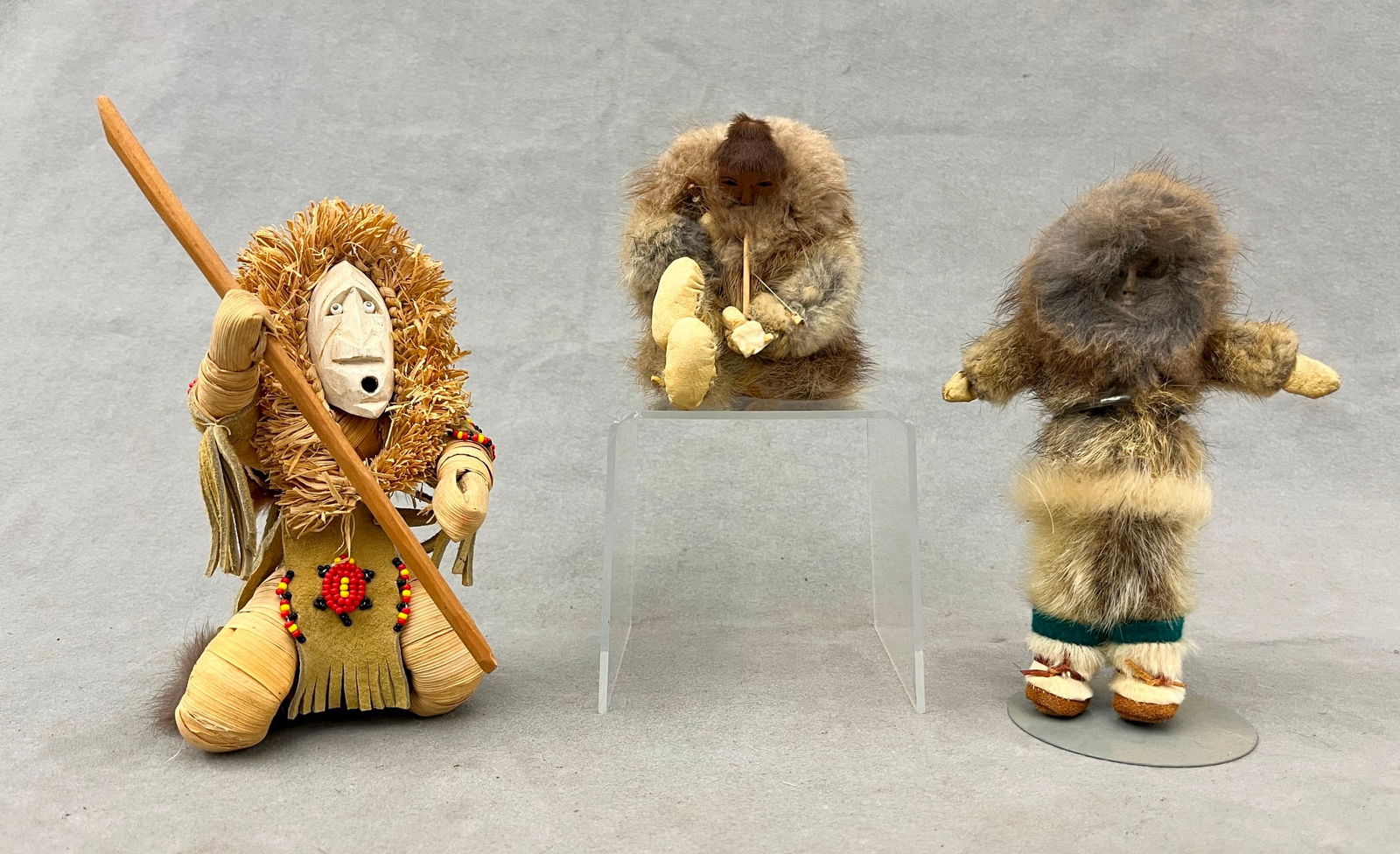 THREE ASSORTED NATIVE ALASKAN (LIKELY INUIT OR YUP'IK) DOLLS, - Height (straw doll): 6.75 inches. (1 of 20)
