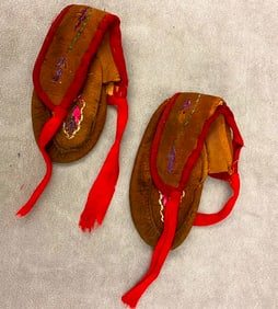 NATIVE AMERICAN EASTERN WOODLAND BABY MOCCASINS. BOOTIES OR CRIB SHOES, - Lenght (of the sole): 5