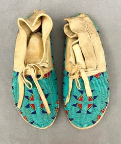 NATIVE AMERICAN PLAINS-STYLE BEADED MOCCASINS WITH BEADWORK. - Length: 9.75 inches.