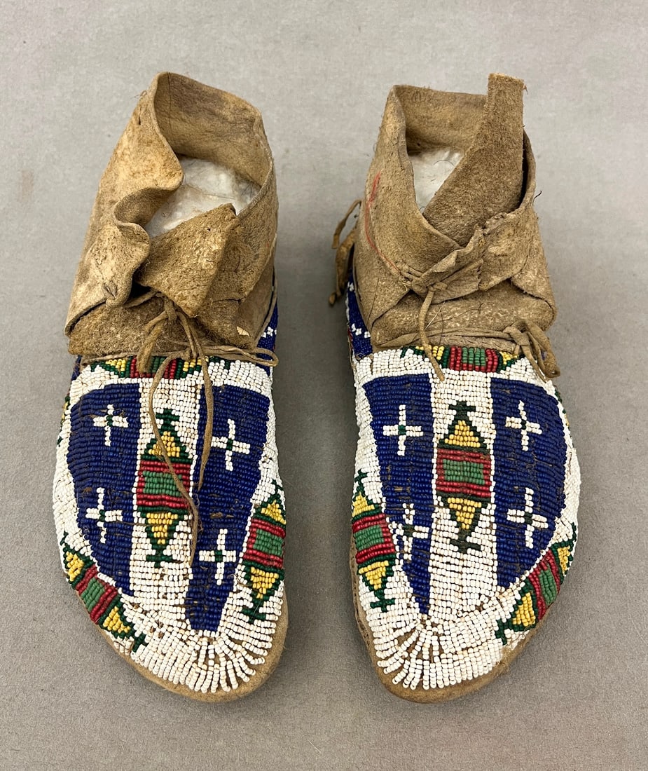 NATIVE AMERICAN PLAINS-STYLE BEADED MOCCASINS WITH BEADWORK.. - Length: 9.75 inches. (1 of 14)