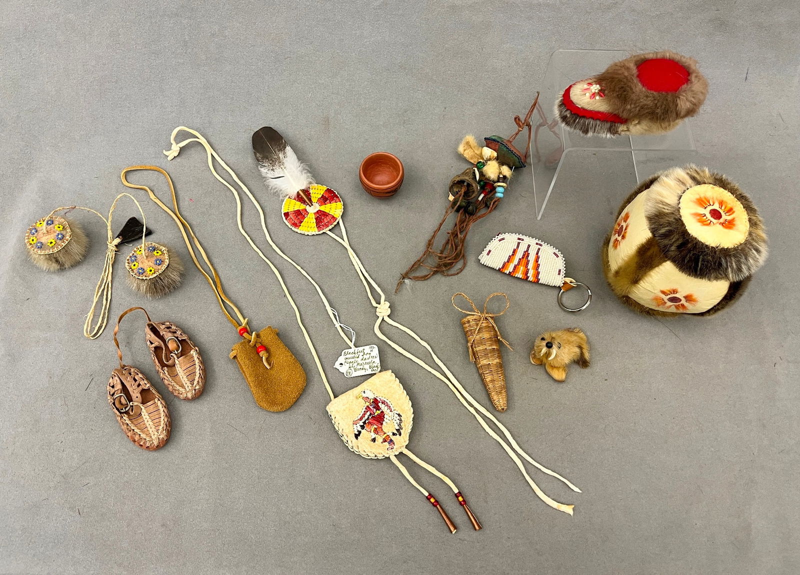 TWELVE ASSORTED NATIVE AMERICAN DECORATIVE ITEMS, (1 of 20)