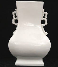 LARGE CHINESE BLANC-DE-CHINE PORCELAIN VASE. Contemporary. - Height: 18 inches.