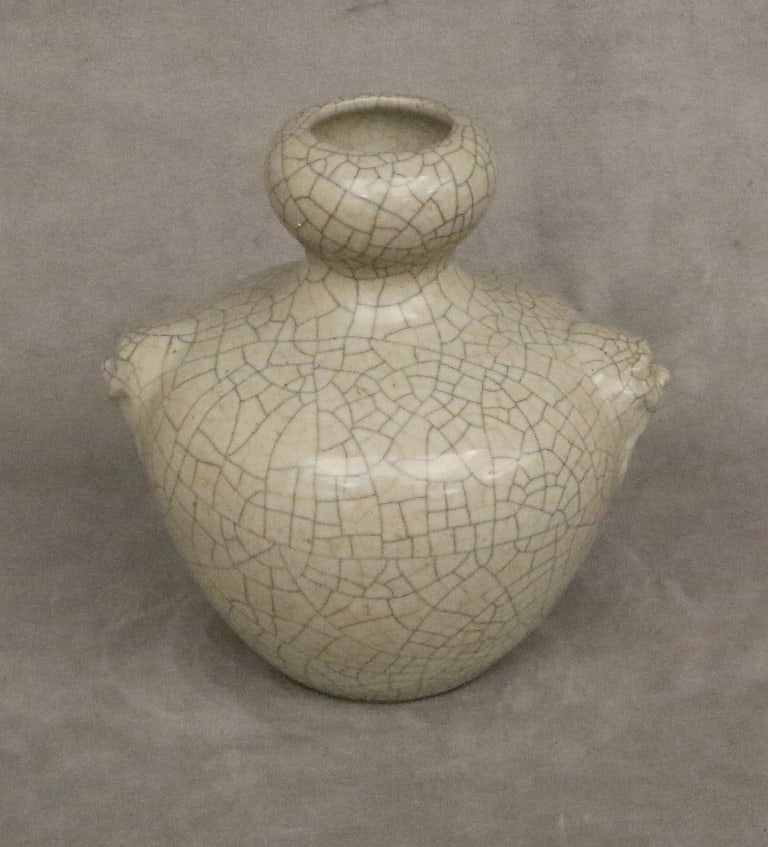 CHINESE GE-WARE CRACKLE GLAZE PORCELAIN VASE, WITH MOLDED FU LION HANDLES. - H: 8 1/4". (1 of 17)