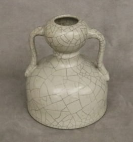 CHINESE GE-WARE CRACKLE-GLAZE PORCELAIN VASE WITH TWO SCROLL HANDLES.