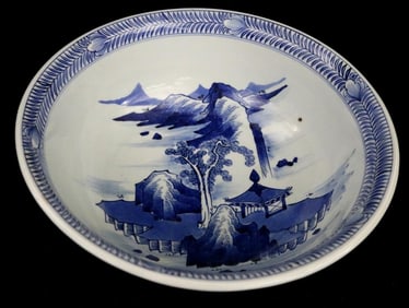 CHINESE BLUE AND WHITE DECORATED DEEP PORCELAIN BOWL. 19th century. - Diameter: 14 inches; height: 6