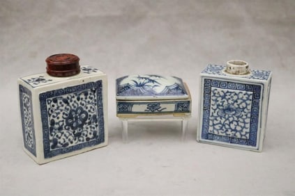 THREE CHINESE BLUE AND WHITE PORCELAIN DESK CONTAINERS.