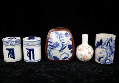 FIVE ASSORTED CHINESE BLUE AND WHITE PORCELAIN DECORATIVE OBJECTS. - Height: average: 4.5 inches.