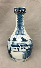 CHINESE BLUE AND WHITE PORCELAIN BOTTLE-FORM VASE WITH LANDSCAPE DECORATION. 19th century. - H: 9
