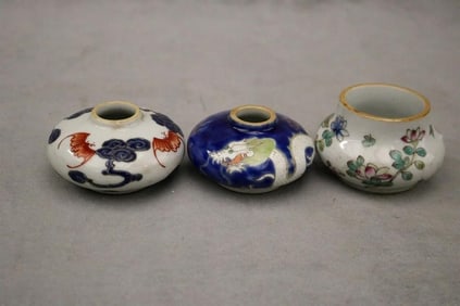 THREE CHINESE PORCELAIN MINIATURE BUN-FORM VASES, - Largest, D: app. 2 1/2 in.