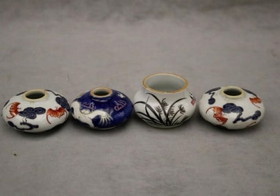 FOUR CHINESE PORCELAIN MINIATURE BUN-FORM VASES. - Largest, D: app. 2 1/2 in.