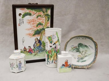 FIVE CHINESE DECORATIVE PORCELAIN OBJECTS,