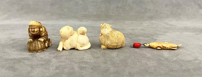 FOUR ANTIQUE JAPANESE NETSUKES. - Average height: 1 in.