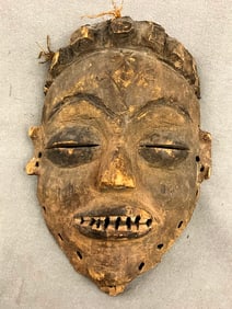 CONGOLESE WOYO PEOPLE NDUNGA MASK. - Height: 9 inches.