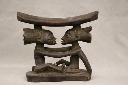 CONGOLESE SHANKADI LUBA HEADREST. - Height: 8.25 inches.