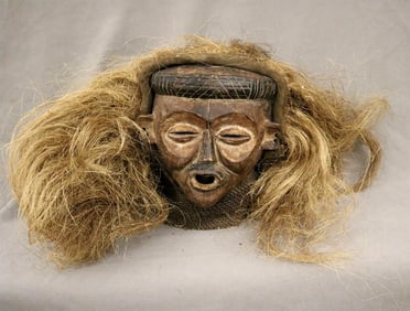 CONGOLESE PENDE MBUYA MASK. - Height 10 inches.