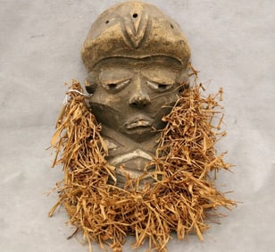 CONGOLESE PENDE GIWOYO MASK. - Height: 14 inches (including raffia).
